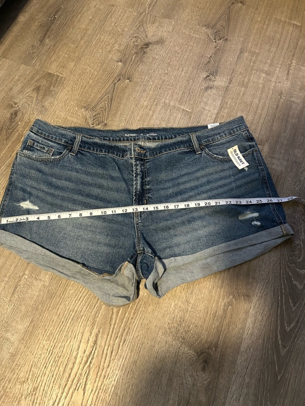 Old Navy Women’s Plus Size Mid-Rise Boyfriend Jean Short 22 - Picture 4 of 9